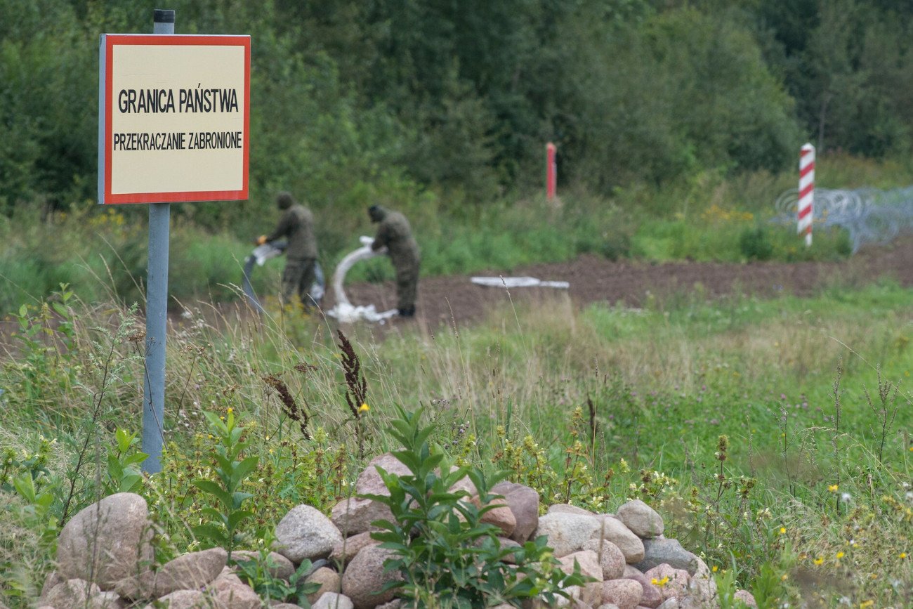 14 października Sejm uchwalił ustawę dotyczącą budowy zapory na granicy polsko-białoruskiej.