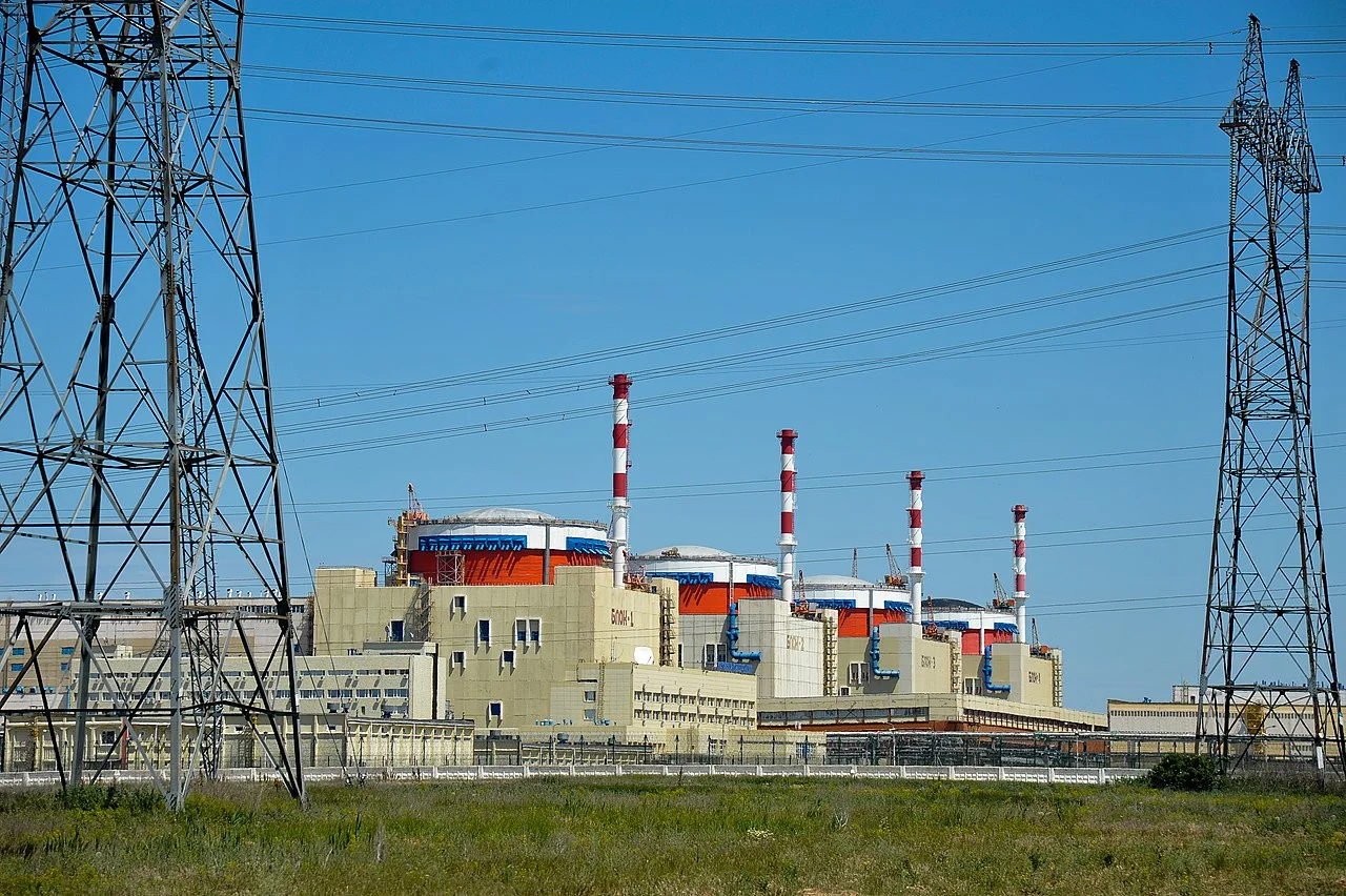 Rostowska Elektrownia Jądrowa. Pracują w niej cztery bloki energetyczne z reaktorami wodnymi ciśnieniowymi WWER-1000.