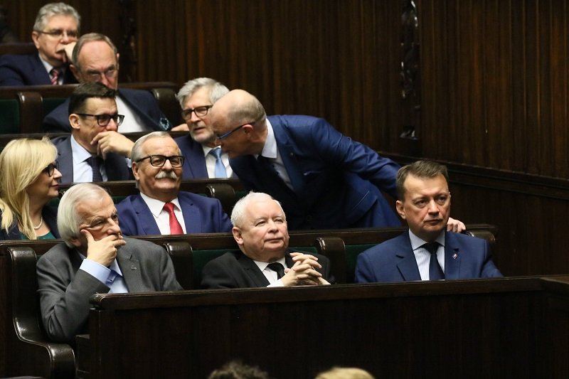 W nocy Sejm głosował m.in. nad projektami o podniesieniu akcyzy i 30-krotności składek na ZUS.