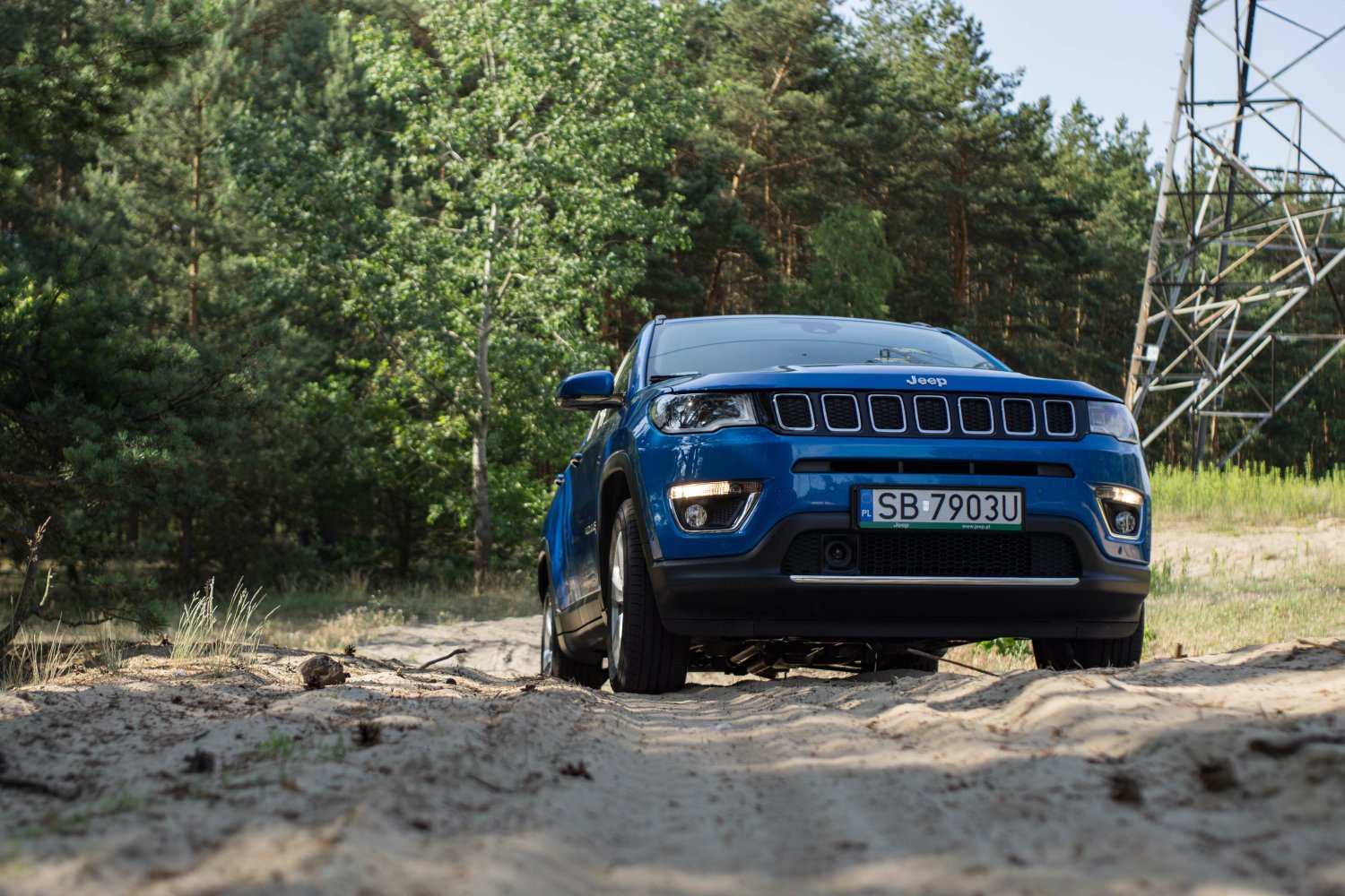 Jeep Compass to auto, które zaskakuje możliwościami terenowymi. Ale przydałby się większy prześwit.