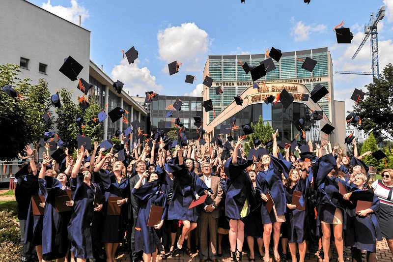 Uczelnia może przez 10 lat dochodzić zaległych czesnych od studentów