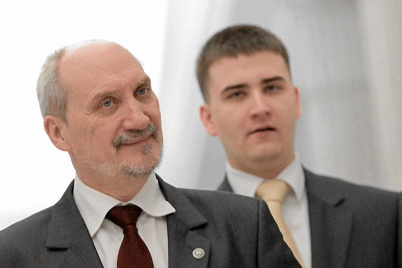 Mistrz i uczeń? Macierewicz i Misiewicz jak Sokrates i Platon. A może to bardziej forma zniewolenia?