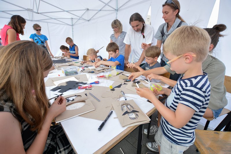 Częstochowski urząd zaskakuje społecznymi pomysłami i narzekają na 500 plus. A na zdjęciu Pl. Biegańskiego dzieci uczestniczą w happeningu.