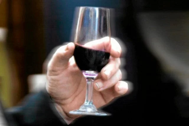 Wypicie jednorazowo nawet czterech lampek wina może okazać się szkodliwe dla naszego zdrowia