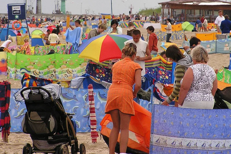 Zmora Bałtroczyka w pełnej krasie - plaża we Władysławowie "stolicy polskiego syfu".