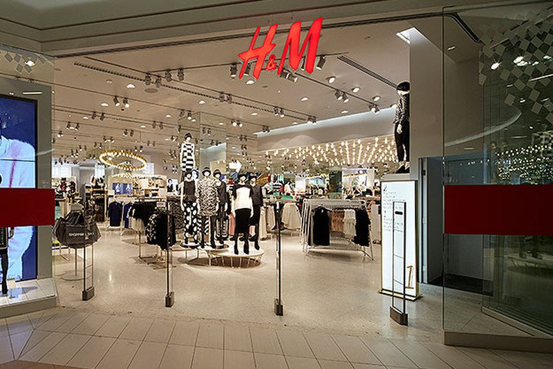 Na całym świecie H&M odnotował spadek sprzedaży. Klienci w Polsce mają problemy z zamówieniami online.
