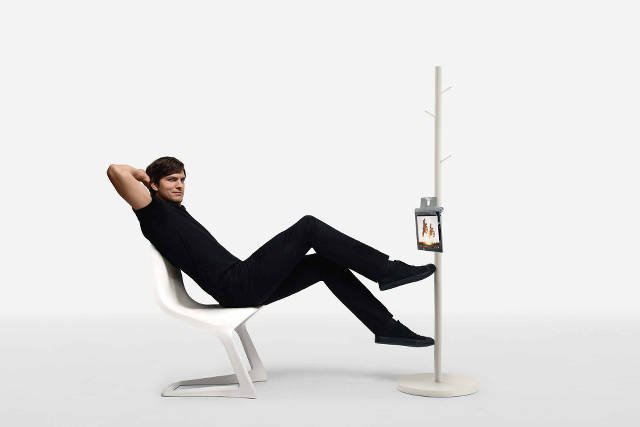 Tablet YOGA ma bardzo wydajną baterię i podstawkę, dzięki której można go powiesić i wygodnie oglądać ulubiony film.