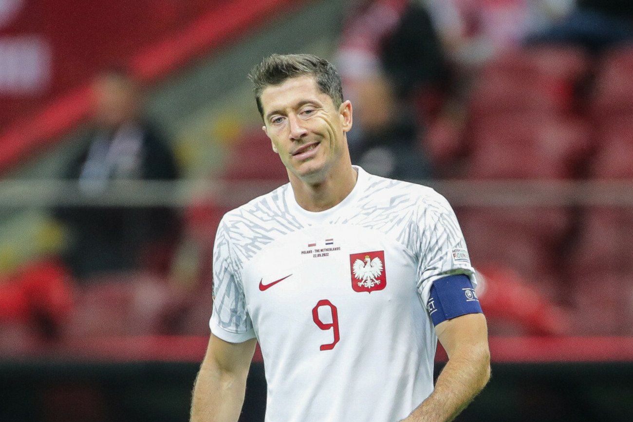 Robert Lewandowski i jego koledzy z reprezentacji Polski nie mają szczęścia. Z dnia na dzień ich plan ulega zmianie.