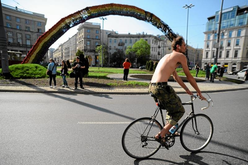 Daniel Passent proponuje, by podpalona tęcza na warszawskim pl. Zbawiciela pozostała nieodbudowana.