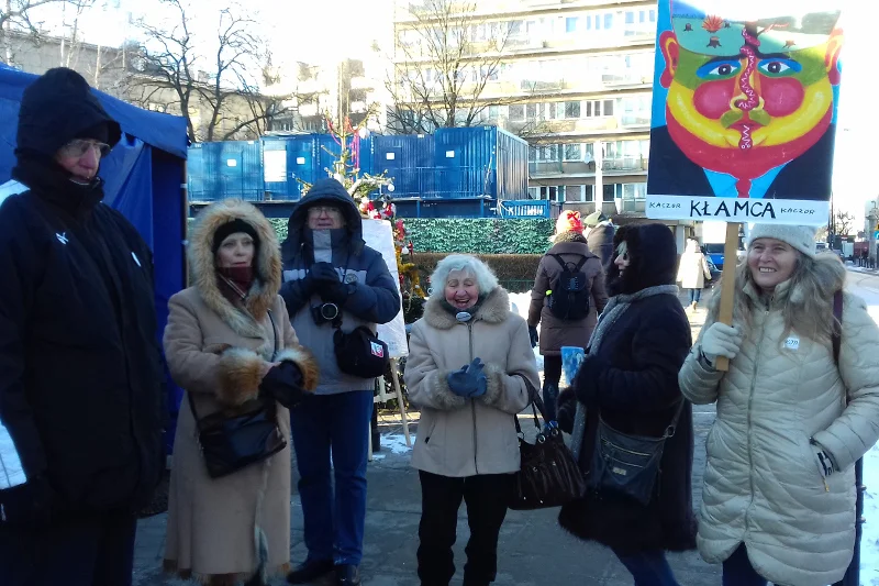 Protestujący pod Sejmem działacze z pomorskiego KOD-u.