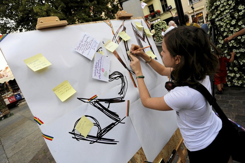 Polscy ministrowie pojechali do Londynu, by bronić Polaków przed rasizmem. Ale w Polsce problem też narasta.