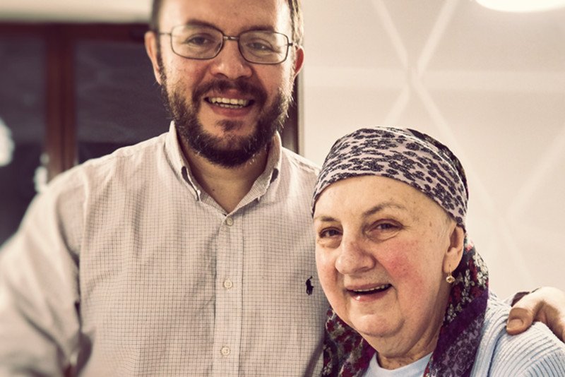 Łukasz z mamą chorą na szpiczaka plazmocytowego.