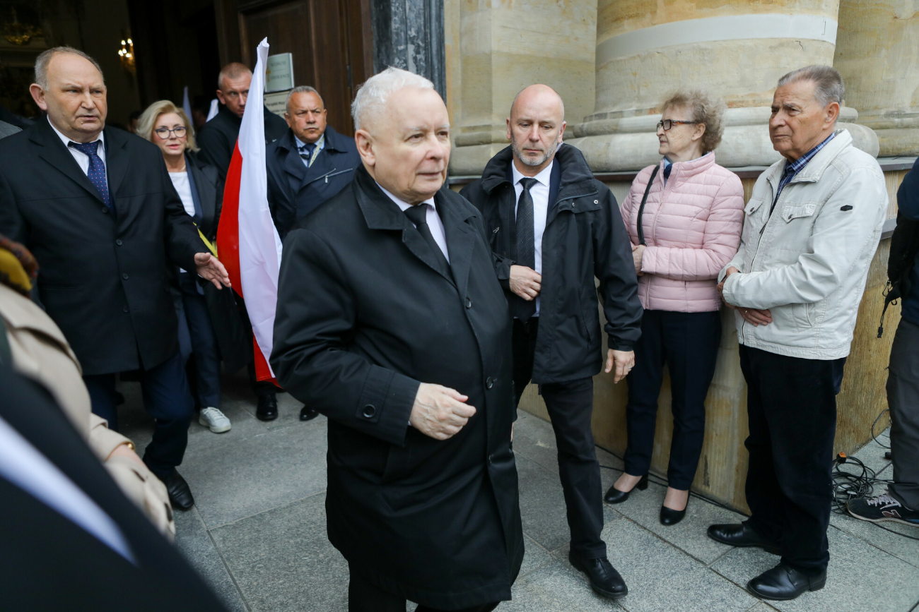 To on coraz częściej pokazuje się u boku Kaczyńskiego. Ostatnio widziano go na mszy smoleńskiej.