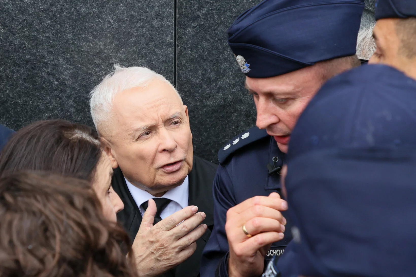 Jarosław Kaczyński pod Pomnikiem Ofiar Katastrofy Smoleńskiej.