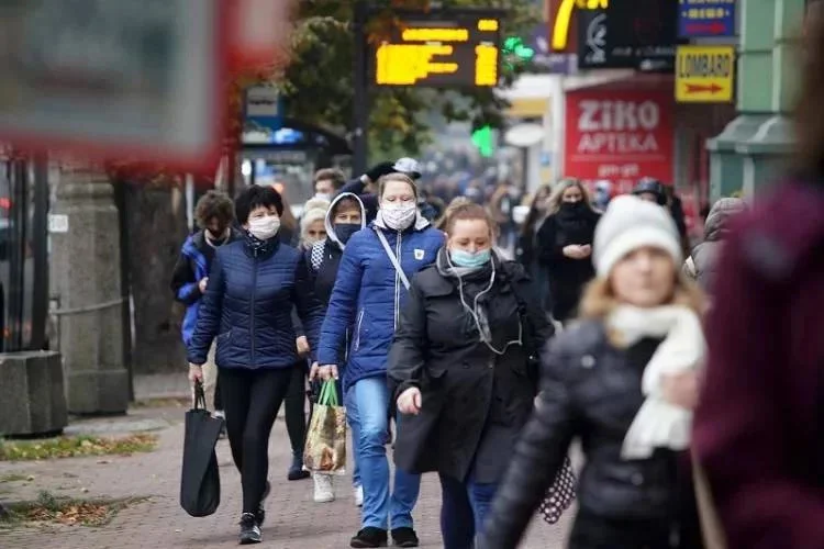 Będą wcześniejsze luzowania obostrzeń? Te branże mają największe szanse.