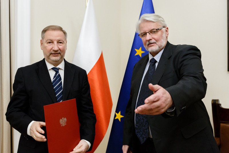 Zdjęcie z 2017 r., gdy ówczesny szef MSZ Witold Waszczykowski wręczył Gerardowi Pokruszyńskiemu nominację na stanowisko ambasadora w Rejkiawiku.