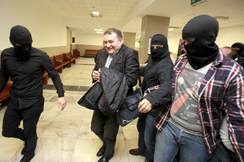 Seks-usługi w wynajmowanym mieszkaniu posła Gawłowskiego w Szczecinie? Lokatorka ujawnia, jaka jest prawda.