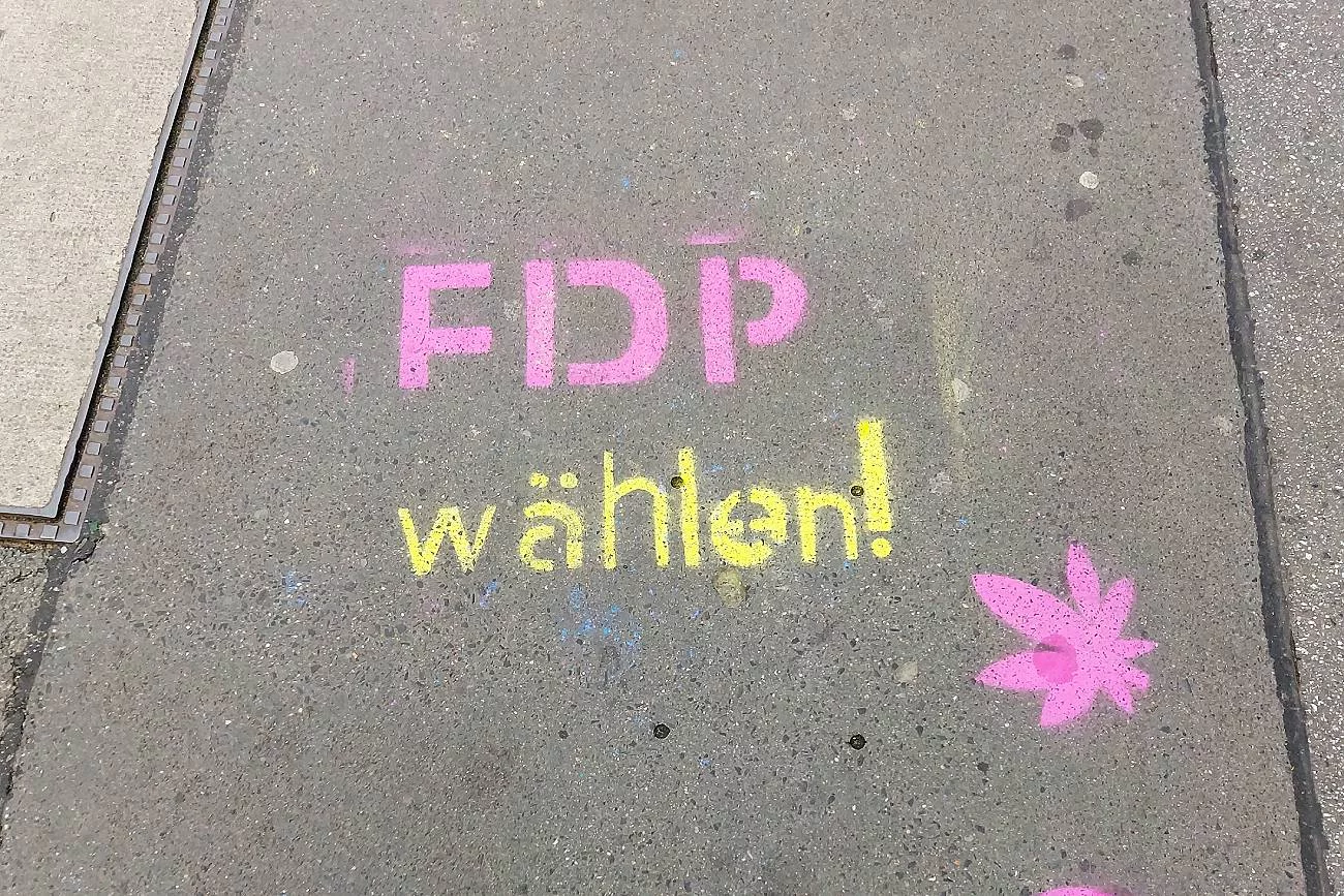 Czy to liberałowie z FDP okażą się rozgrywającym w rozmowach koalicyjnych po wyborach w Niemczech? Na zdjęciu jeden z przejawów zmiany w podejściu do reklam wyborczych. Takie komunikaty zastępują tradycyjne plakaty, z których mocno zrezygnowano ze wzglę