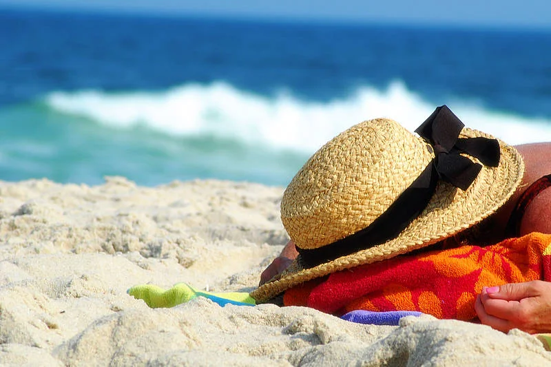Krótka drzemka na plaży? Czemu nie! Ale może warto choć trochę ukryć się pod parasolem...