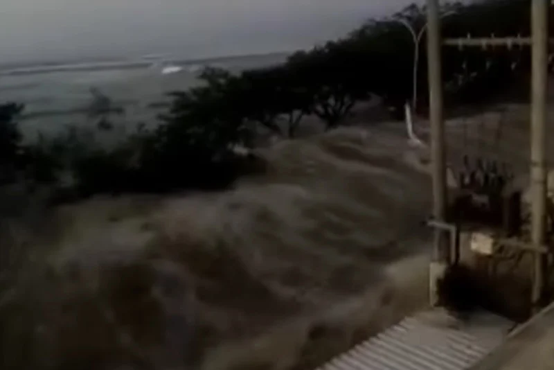 Trzęsienie ziemi i tsunami na wyspie Celebes w Indonezji – zginęło blisko 400 osób.