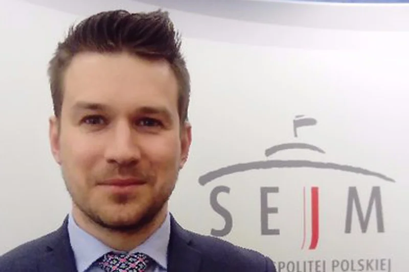Andrzej Grzegrzółka jest szefem Centrum Informacyjnego Sejmu, wcześniej był m.in dziennikarzem.