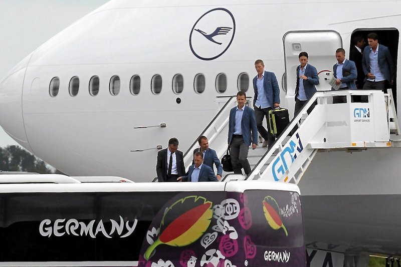 Niemieccy piłkarze na lotnisku w Gdańsku