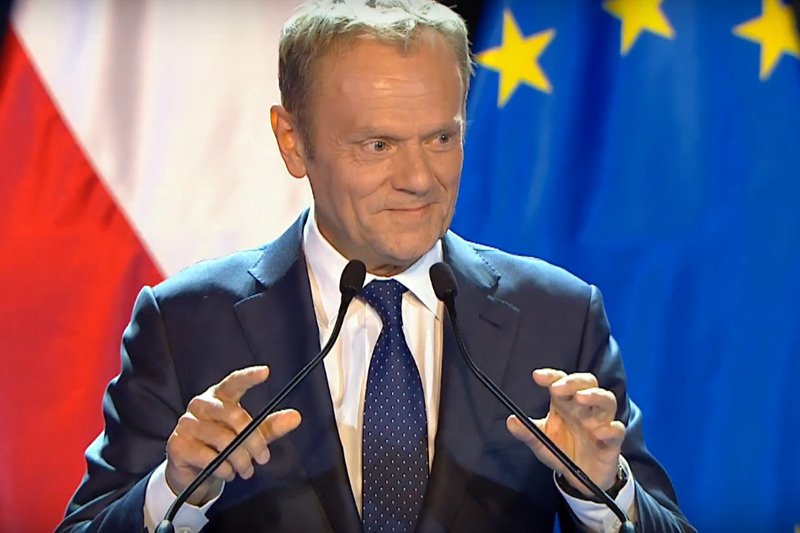 Donald Tusk w mocnym wystąpieniu w Auditorium Maximum przeszedł od roli Konstytucji 3 Maja do problemu przestrzegania konstytucji w Polsce.