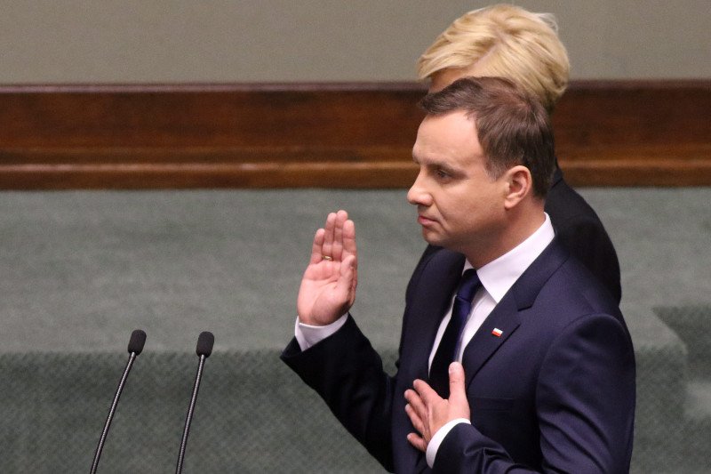Andrzej Duda przysięgał stać na straży konstytucji i demokracji. Teraz będzie musiał to udowodnić.