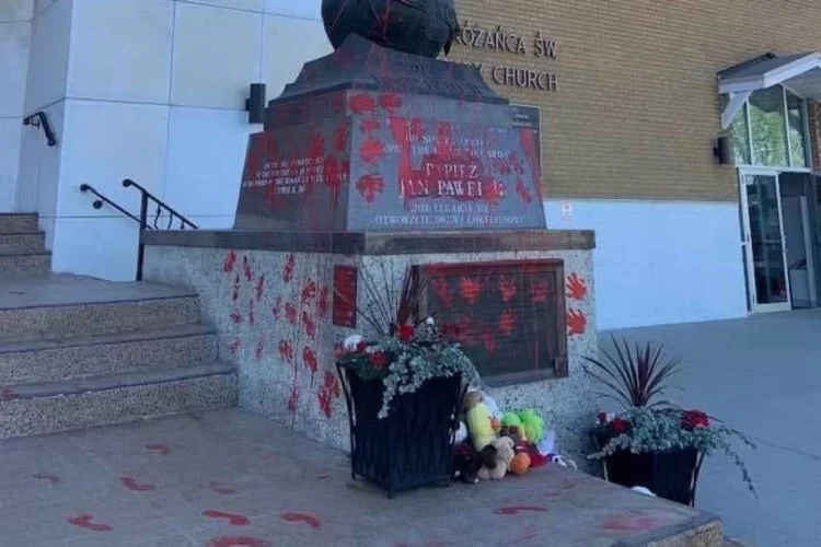 W sobotę na czerwono pomalowany został pomnik papieża Jana Pawła II przed polską parafią w Edmonton.