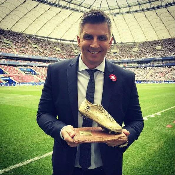 Mateusz Borek trzyma Złoty But – nagrodę wręczaną w czasie finału Pucharu Polski na Stadionie PGE Narodowym.