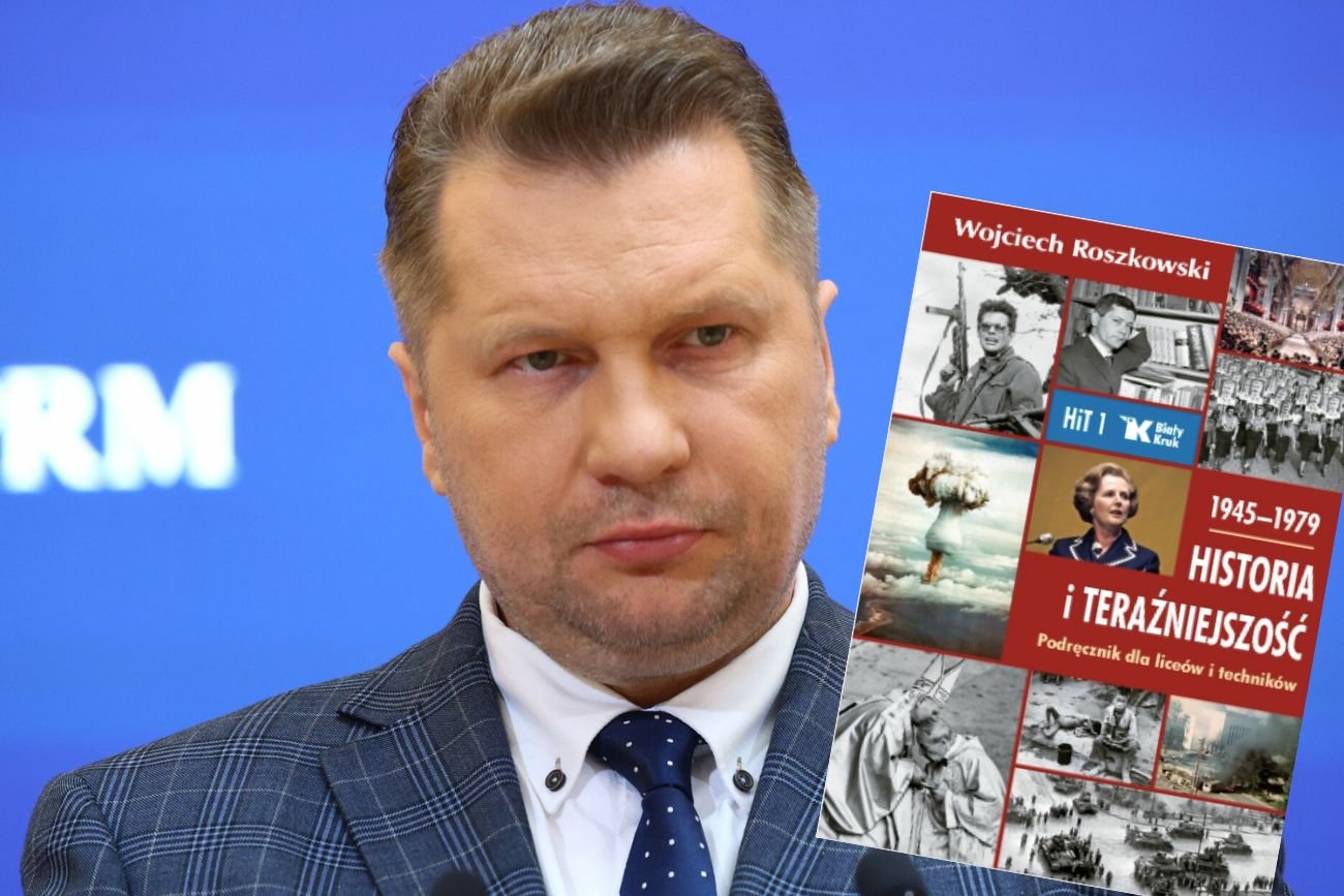 Przemysław Czarnek z podręcznikiem do HiT.