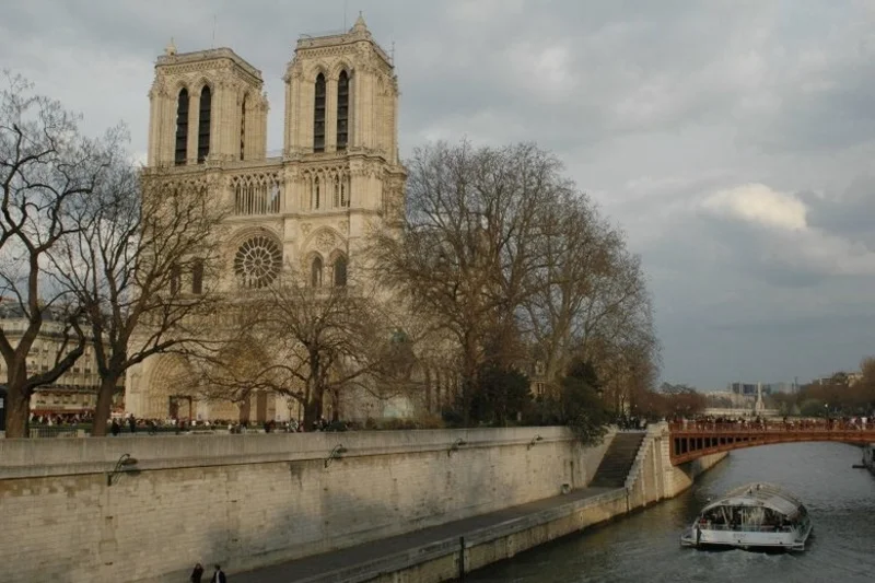 Notre Dame uznawana jest za jeden z symboli Francji.