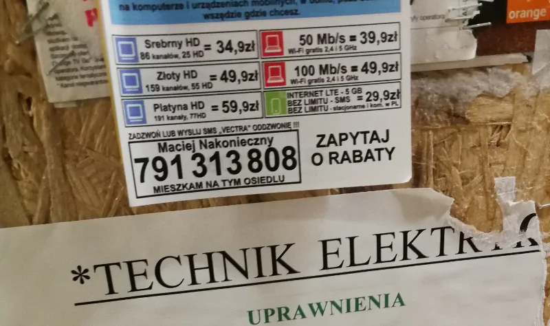 Oferty kablówek pojawiają się w windach dużo później niż reklamy murarzy, elektryków czy hydraulików.