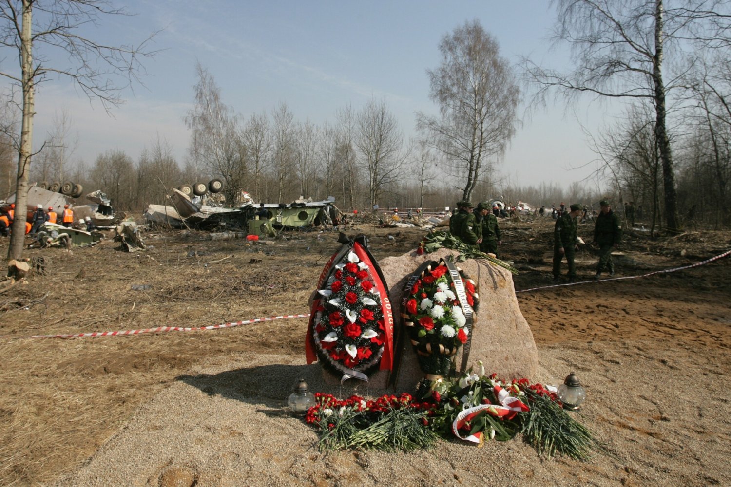 TU-154M pod Smoleńskiem - zdjecia z miejsca tragedii. Wrak samolotu i pomnik upamiętniający ofiary