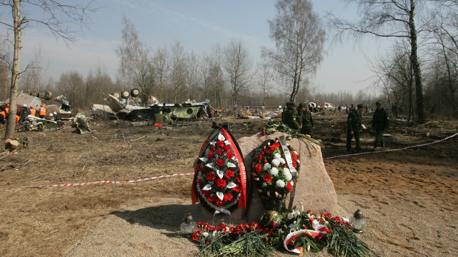 TU-154M pod Smoleńskiem - zdjecia z miejsca tragedii. Wrak samolotu i pomnik upamiętniający ofiary