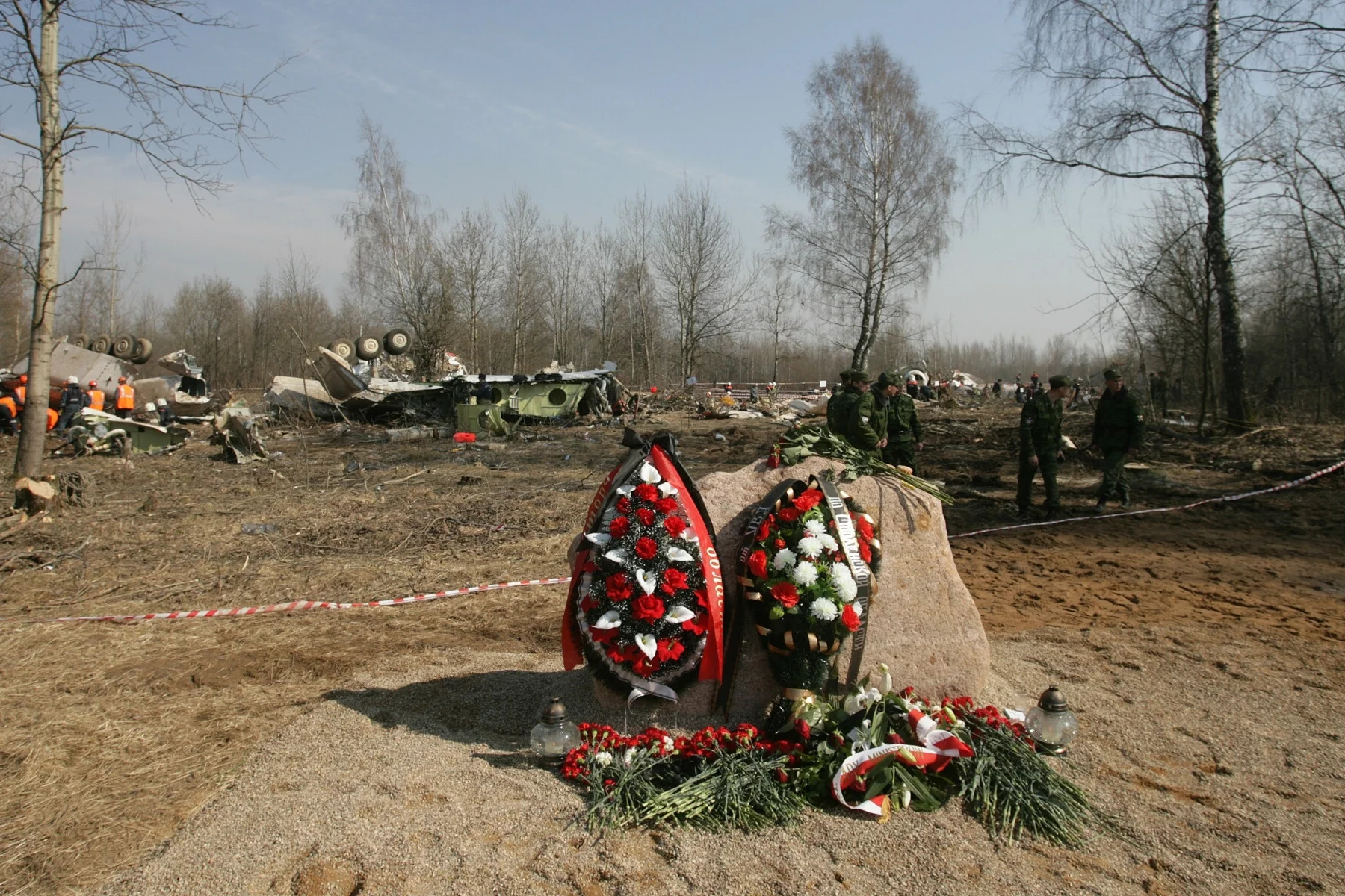 TU-154M pod Smoleńskiem - zdjecia z miejsca tragedii. Wrak samolotu i pomnik upamiętniający ofiary