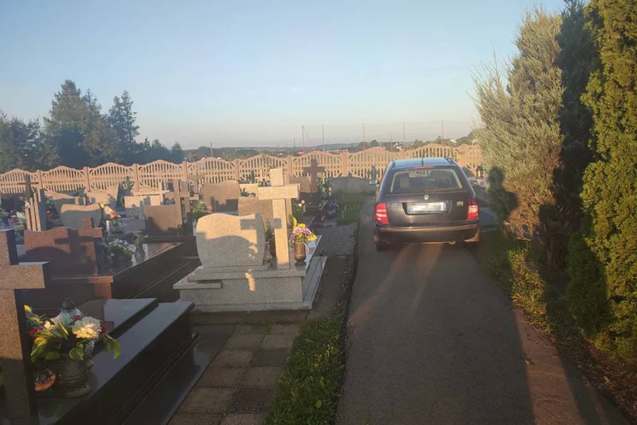 Podkarpacie: mężczyzna ukrył się przed policją na cmentarzu. Miał powód