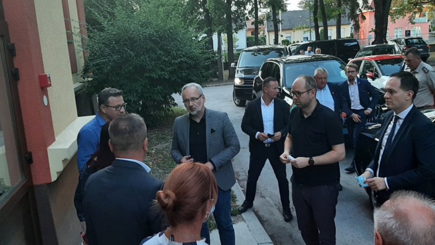 Szef MZ Adam Niedzielski poinformował, że cztery osoby, które przeżyły wypadek autokaru w Chorwacji, wracają do Polski. Minister zdrowia Adam Niedzielski w Chorwacji.