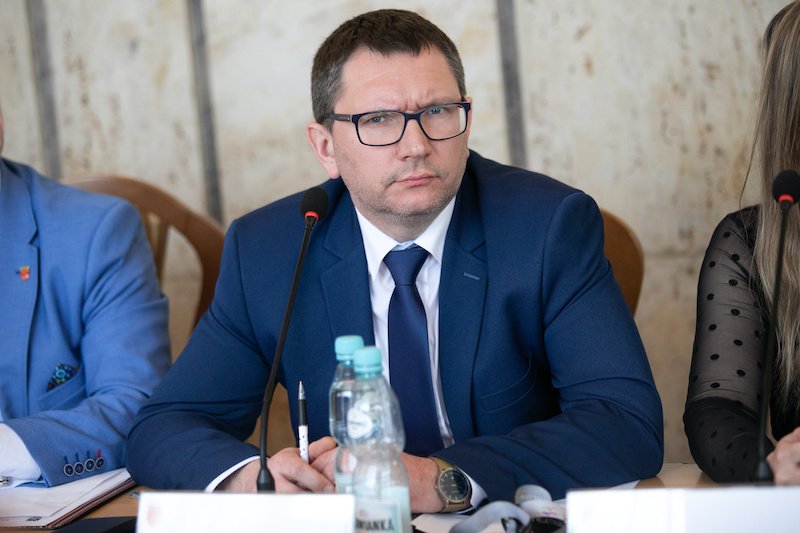 Kraśnik. Radny Paweł Kurek, nauczyciel informatyki, przeciwnik uchwał anty–5G, anty–LGBT i anty–wifi.