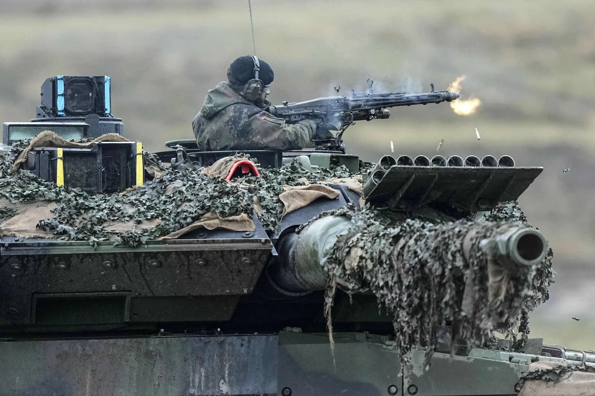 Czołgi zamiast samochodów. Zbrojeniówka szuka rąk do pracy