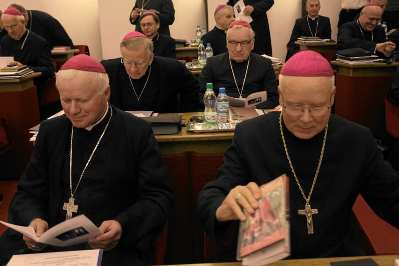 Biskupi zmienili przykazanie. "Dotychczasowy zapis zagubił swoje znaczenie". Wierni będą mogli imprezować także w piątki