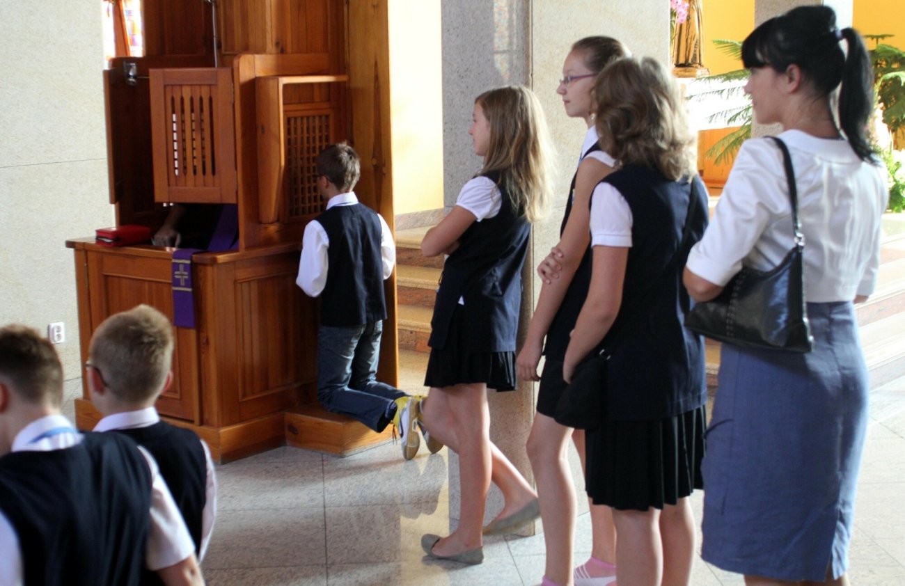 Spowiedź dzieci w szkole podstawowej w Lublinie (2012).