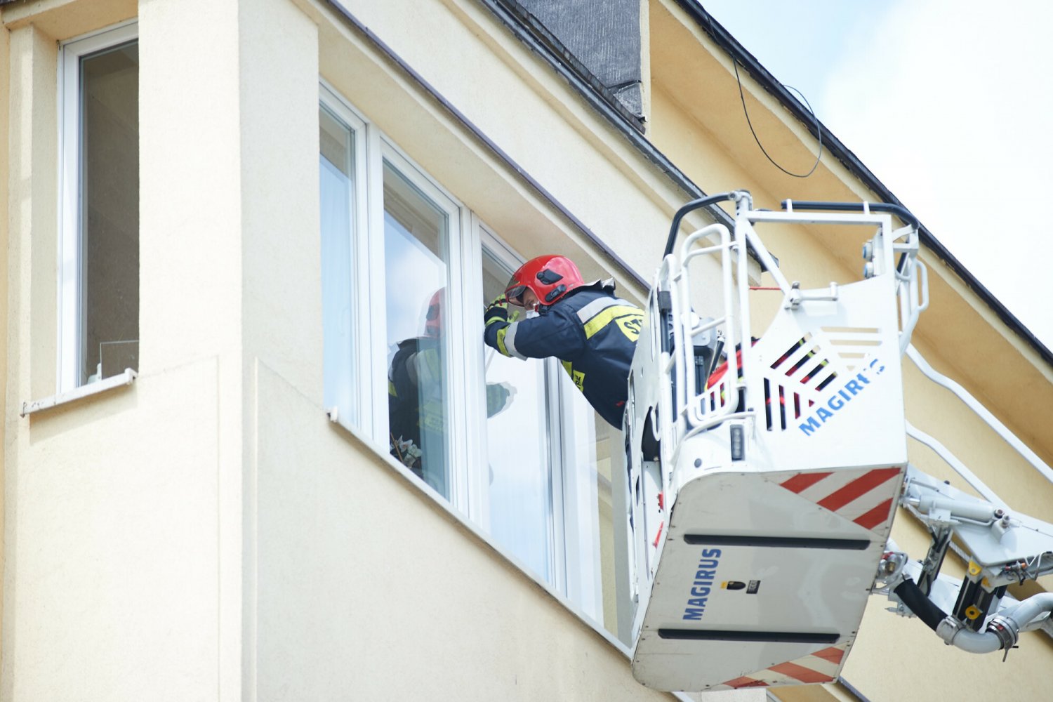 Dziewczynka chodziła po dachu domu na warszawskim Ursynowie. Sytuacja była bardzo niebezpieczna.