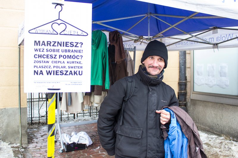 Darek wybrał koszulę i narciarski kombinezon. Czy je potrzebuje? Rozpiął kurtkę, aby pokazać, że jest tylko w jednym swetrze. Na odchodne dodał: – Też mam zbędne rzeczy. Przyniosę.