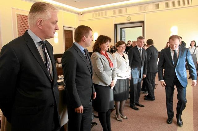 Od lewej: ministrowie Jarosław Gowin, Bartosz Arłukowicz, Barbara Kudrycka, Krystyna Szumilas i premier Donald Tusk (z prawej)