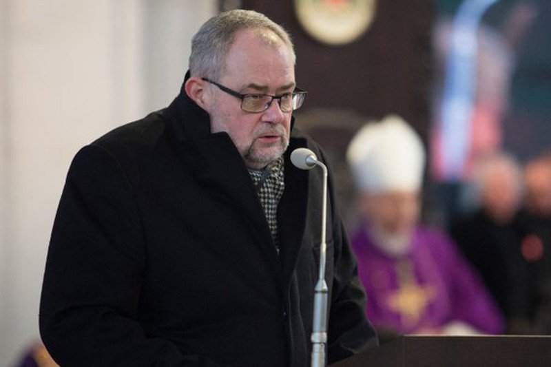 Piotr Adamowicz w Bazylice Mariackiej podczas pogrzebu swego brata, Pawła.