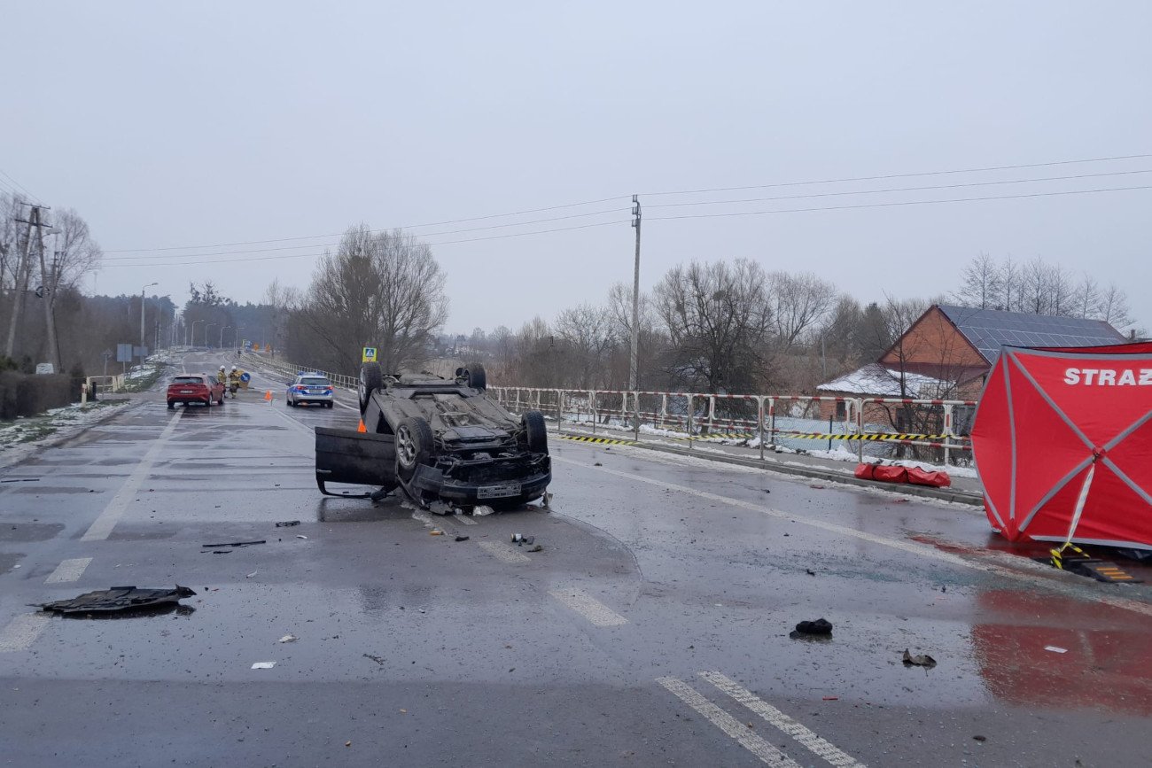 Lubelskie. 64-latek stracił panowanie nad pojazdem. Nie żyją dwie osoby.