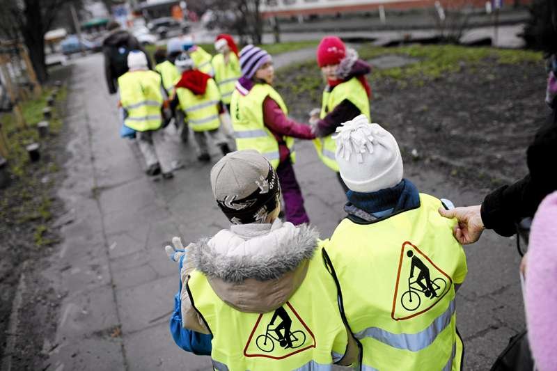 Posłowie chcą, by dorośli piesi też nosili odblaski