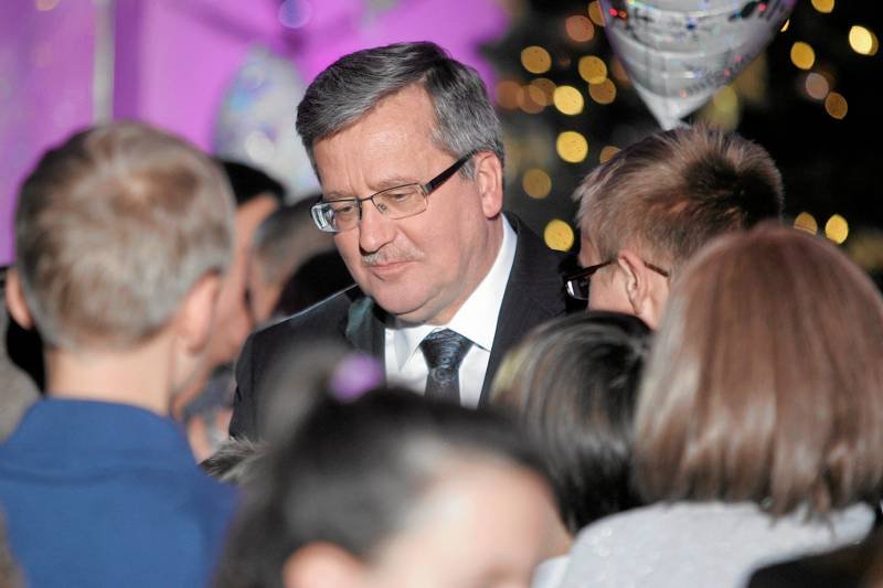 Bronisław Komorowski podczas śpiewania kolęd z dziećmi w Pałacu Prezydenckim.