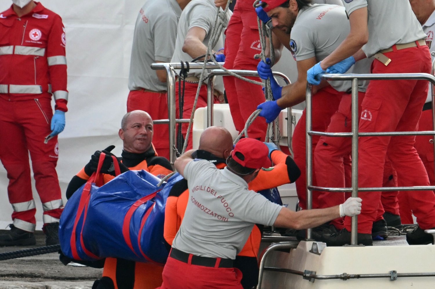 Zatonięcie jachtu Bayesian. Ciało Lyncha i jego córki odnalezione.
